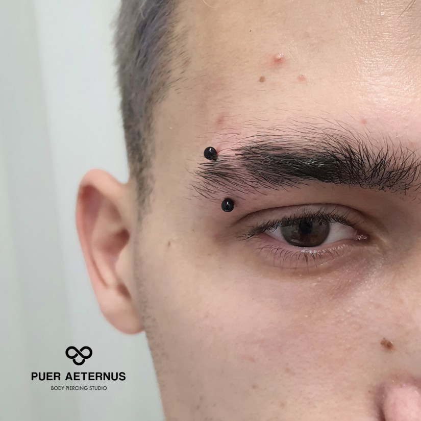Eyebrow piercing vstavljen v Puer Aeternus studiu v Sežani