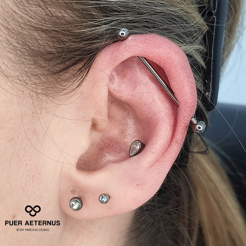 Industrial piercing vstavljen v Puer Aeternus studiu v Sežani