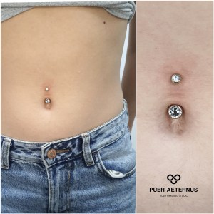 Navel piercing z belim kristalčkom vstavljen v Puer Aeternus studiu v Sežani