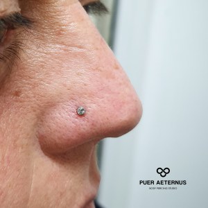 Nostril piercing z belim kristalčkom vstavljen v Puer Aeternus studiu v Sežani