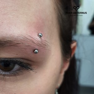Eyebrow piercing vstavljen v Puer Aeternus studiu v Sežani