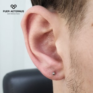 Lobe piercing vstavljen v Puer Aeternus studiu v Sežani